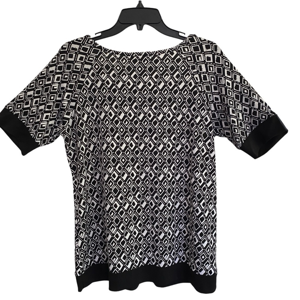 SUSAN LAWRENCE Petite Black & White Geometric Design Short Sleeve Banded Top - Picture 3 of 11